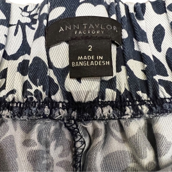 ANN Taylor LOFT Outlet  Women’s Navy & White Floral  Shorts, Size 2 - Picture 2 of 7